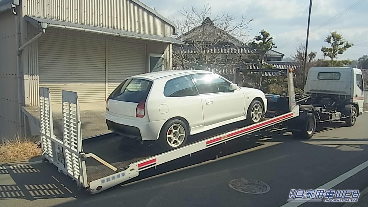 引き渡されるクルマの写真|【任意保険が使えない可能性も…】クルマの所有者が急に亡くなった時の手続きと気を付けたいポイントは?