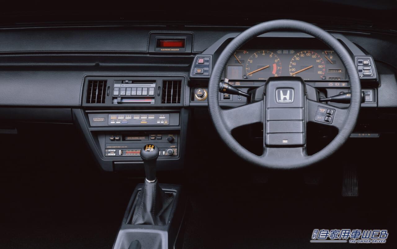 |「オヤジ車って呼ばないで…」衝撃的なルックスだけどセリカやスカイライン、サバンナRX-7と比べると大人っぽい。デートカーとして名を馳せたホンダ・プレリュード(2代目)。