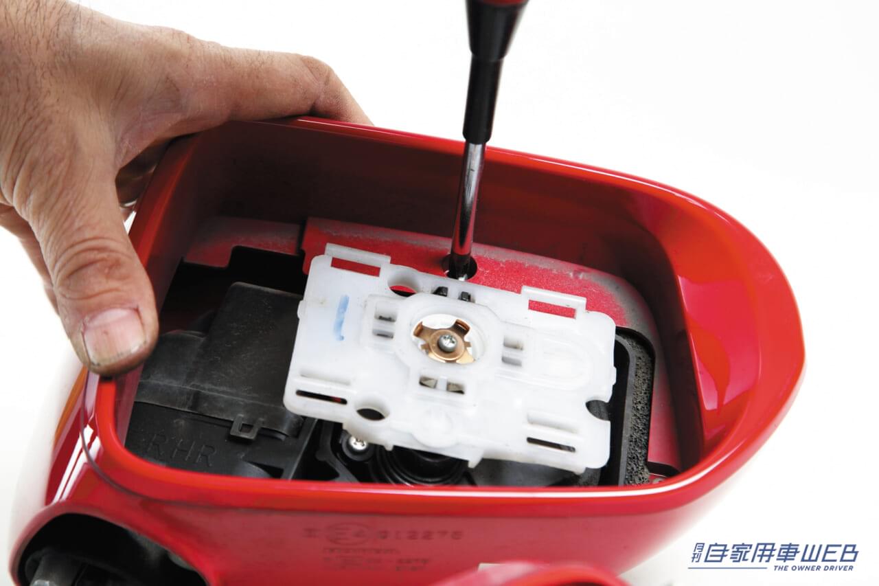 |作業のポイントは塗装クリア層の処理にあり! ボロボロのドアミラー、分解掃除のすゝめ