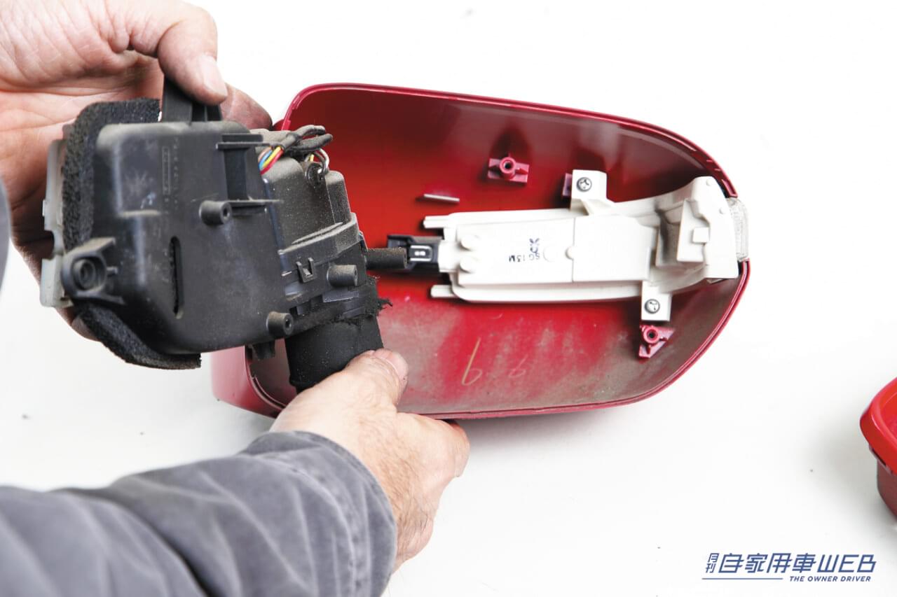 |作業のポイントは塗装クリア層の処理にあり! ボロボロのドアミラー、分解掃除のすゝめ