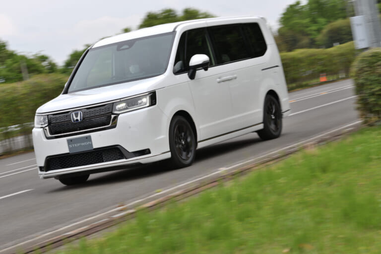 [メーカー名] [車両名]：[画像説明]