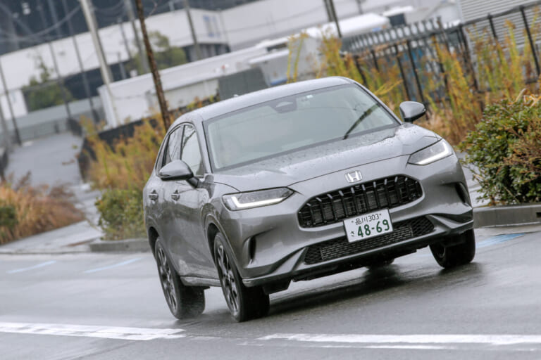 [メーカー名] [車両名]：[画像説明]