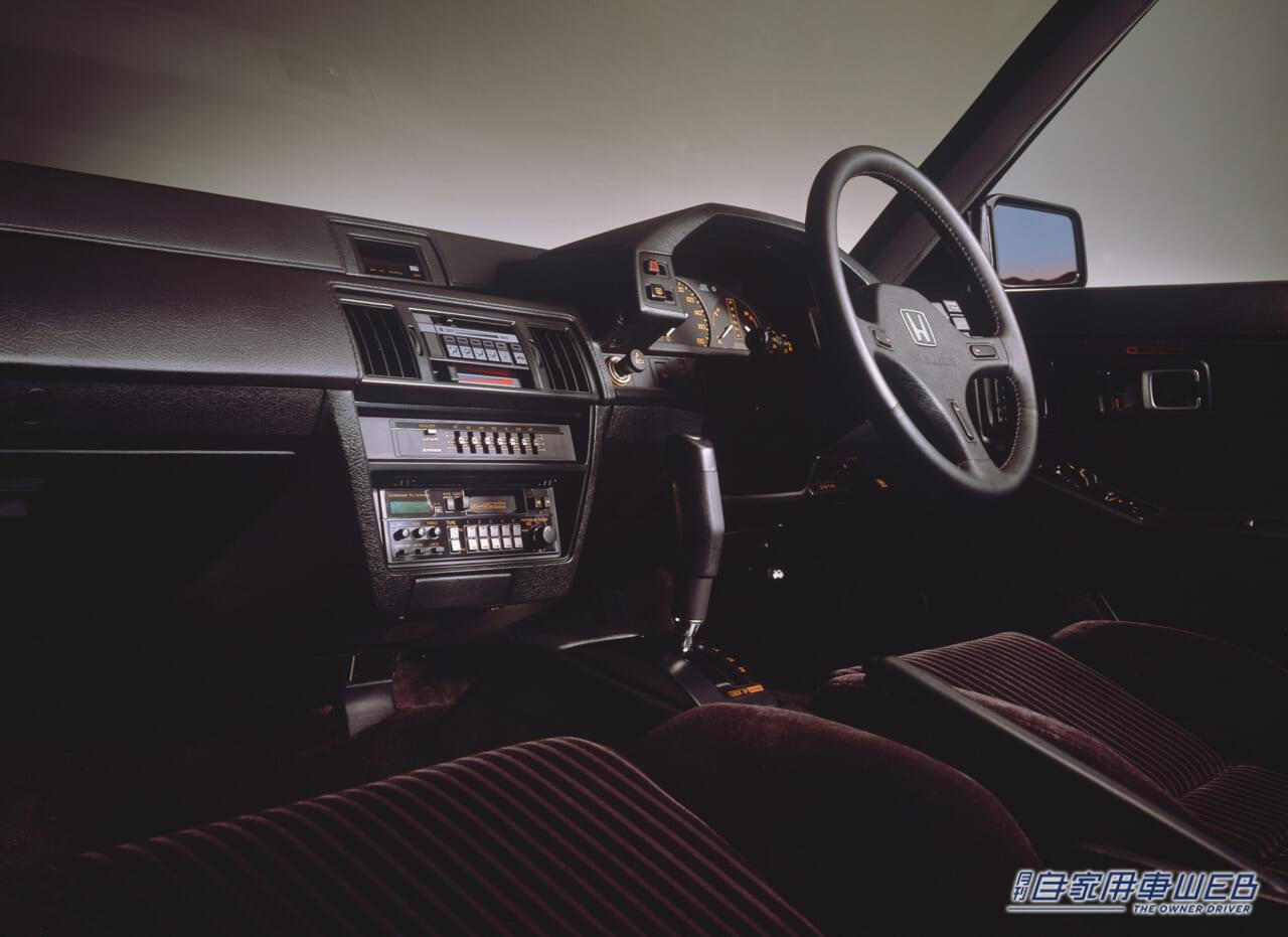 |「オヤジ車って呼ばないで…」衝撃的なルックスだけどセリカやスカイライン、サバンナRX-7と比べると大人っぽい。デートカーとして名を馳せたホンダ・プレリュード(2代目)。