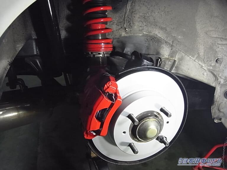 車高調を整備している写真|【知ってたら役に立つかも】なぜ車高を下げるのか、一体どんな意味が…? 車高調キットとスプリング交換とは?