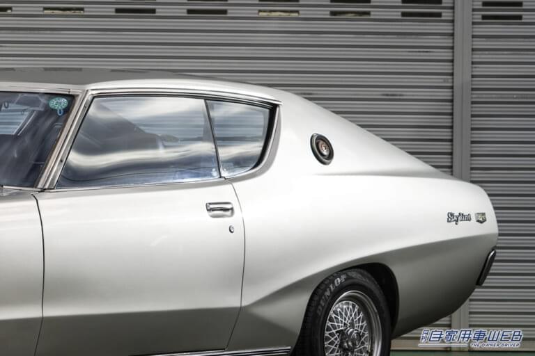 ケンメリスカイラインのCピラー。助手席側(左側面)が給油口になる。ちなみに右側面はエアベントの機能が割り振られている。|「どんな効果が?」「すごいセンス」Cピラーにあるバッジ「どうしても必要だった」実はただの〝飾り〟じゃない。