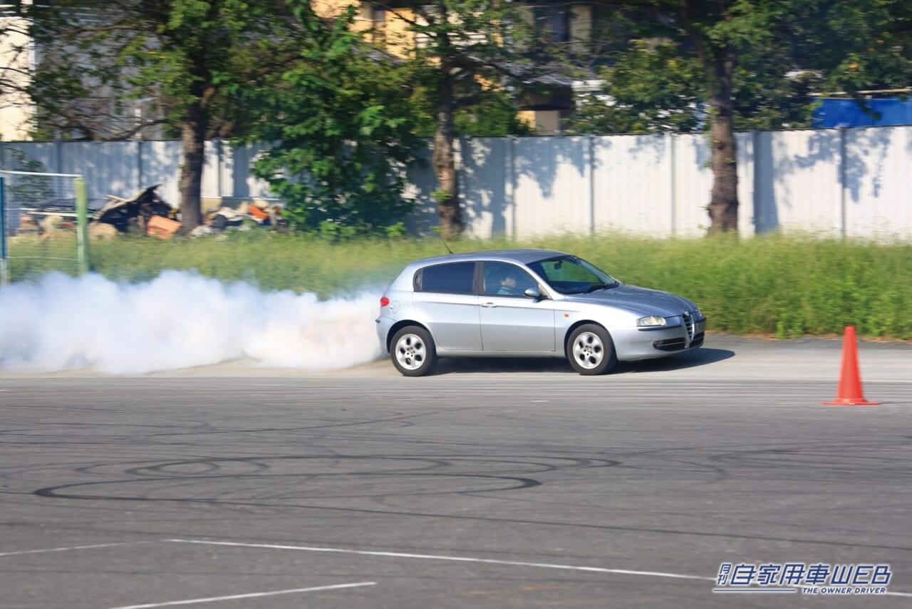 |「ヤバいヤバい!」「壊れてるじゃん…」エンジンオイルを入れすぎたらとんでもない結果に