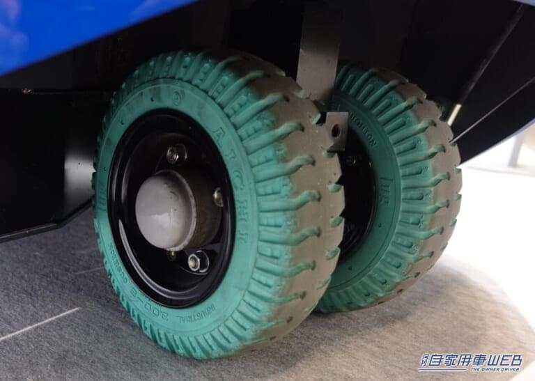 スズキ 水素燃料電池荷役運搬車|「なんかかわいい…」水素で運ぶ! スズキ 水素燃料電池荷役運搬車【JMSB2024】