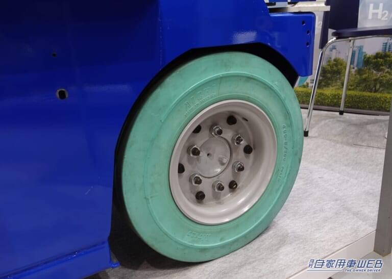 スズキ 水素燃料電池荷役運搬車|「なんかかわいい…」水素で運ぶ! スズキ 水素燃料電池荷役運搬車【JMSB2024】