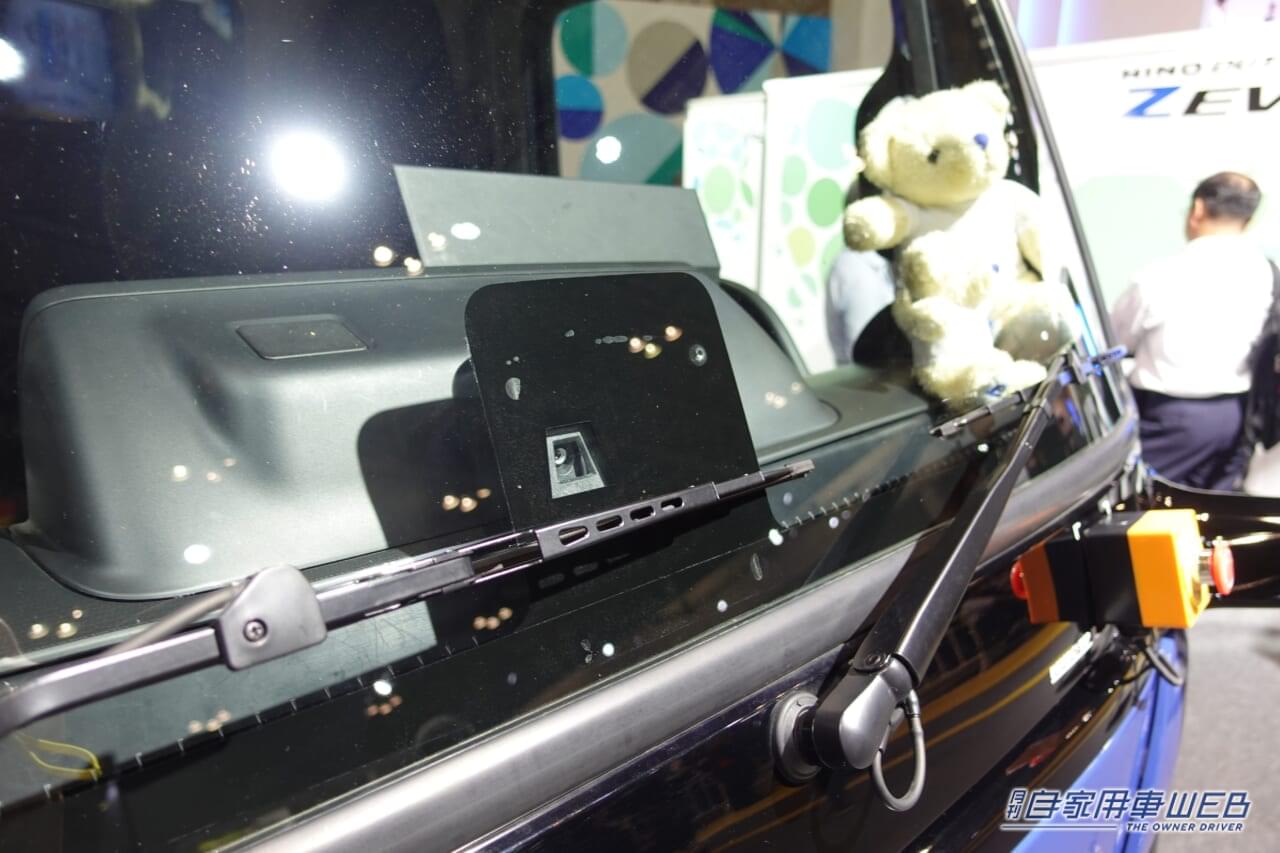 MITSUBISHI FUSO eCanter SensorCollect|「胸キュン…」作業員を自動で追っかける”いじらしい”清掃車:ミツビシふそうeキャンター センサーコレクト【JMSB2024】