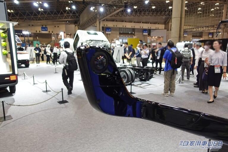 MITSUBISHI FUSO eCanter SensorCollect|「胸キュン…」作業員を自動で追っかける”いじらしい”清掃車:ミツビシふそうeキャンター センサーコレクト【JMSB2024】