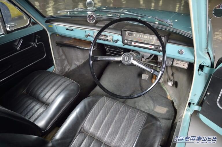 初代日産サニー2ドアセダンデラックス(1966年)|「サラリーマンでも買えるクルマ」が開発コンセプト⁉︎ マイカー時代の幕あけを飾った国民車=コードネームA260X