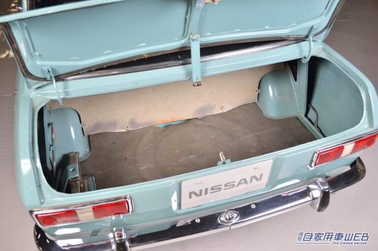 初代日産サニー2ドアセダンデラックス(1966年)|「サラリーマンでも買えるクルマ」が開発コンセプト⁉︎ マイカー時代の幕あけを飾った国民車=コードネームA260X