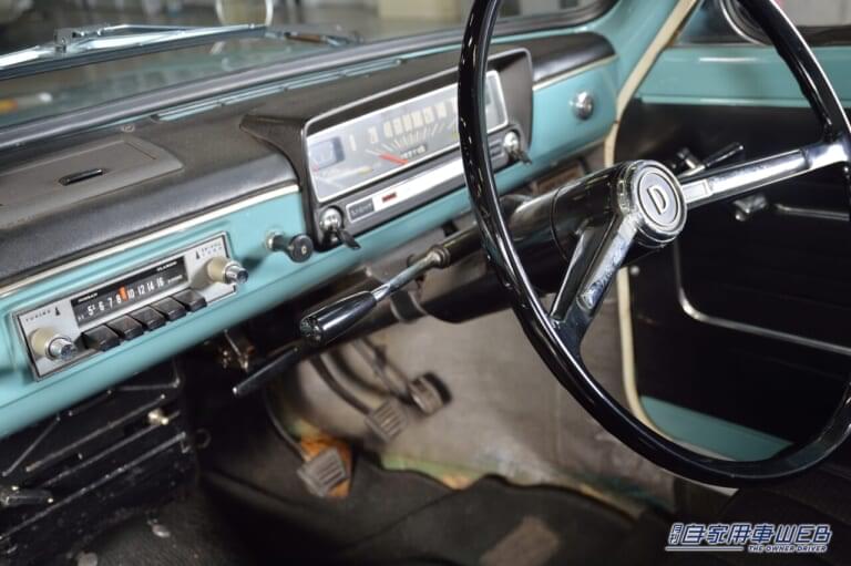 初代日産サニー2ドアセダンデラックス(1966年)|「サラリーマンでも買えるクルマ」が開発コンセプト⁉︎ マイカー時代の幕あけを飾った国民車=コードネームA260X