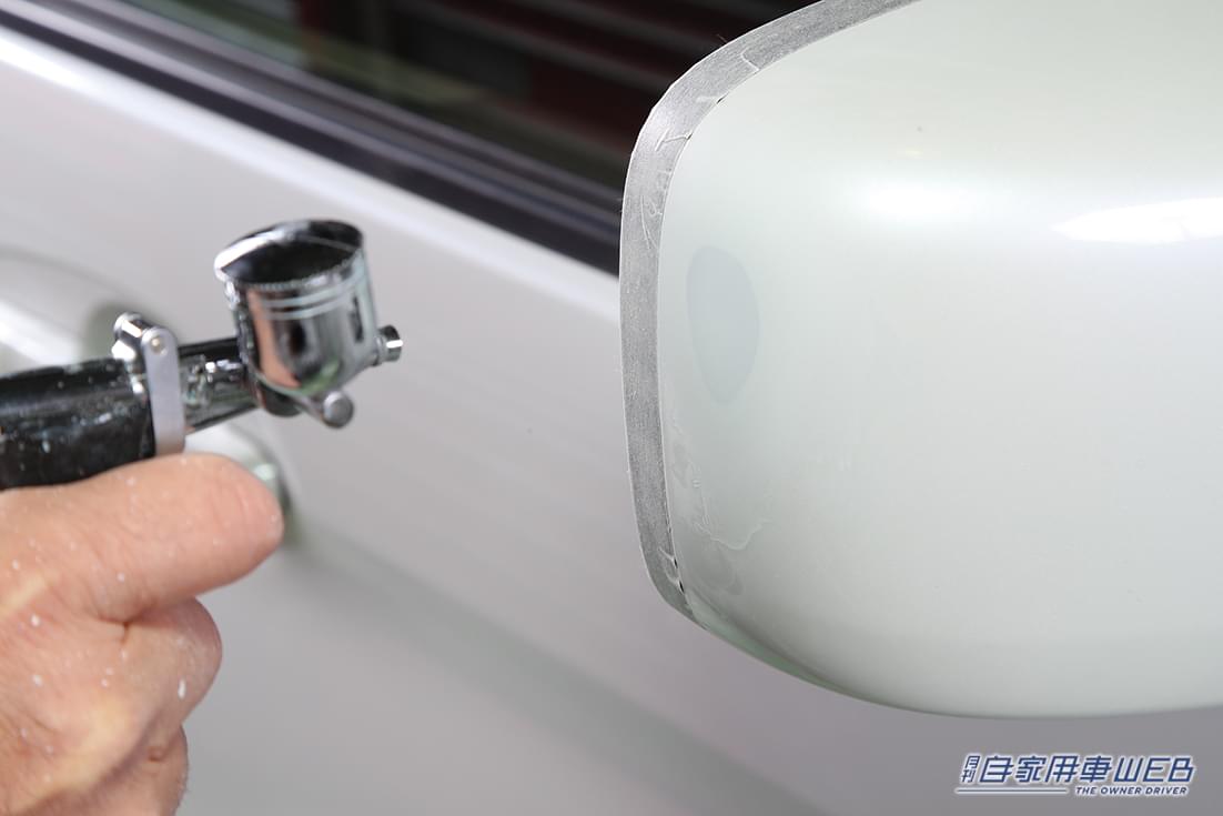 |意外と気になるドアミラーのこすりキズ、エアブラシならどのレベルまで直せる?