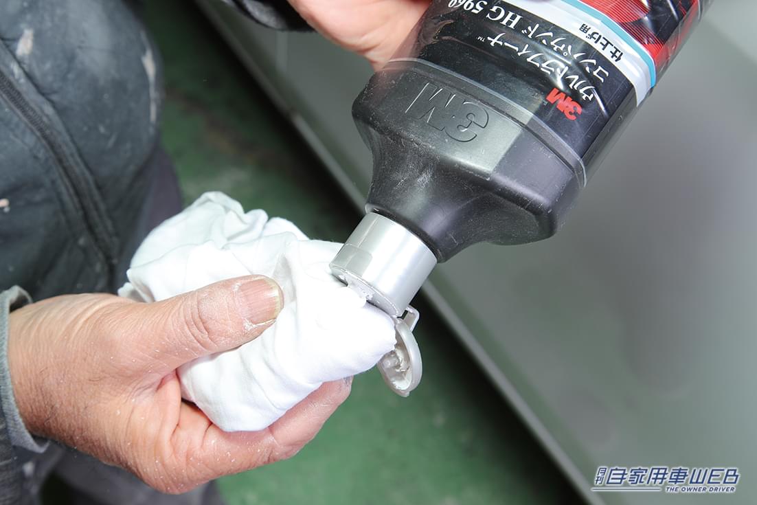 |意外と気になるドアミラーのこすりキズ、エアブラシならどのレベルまで直せる?