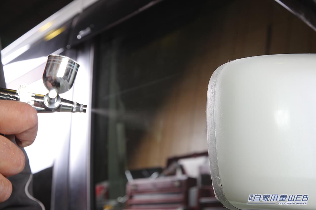 |意外と気になるドアミラーのこすりキズ、エアブラシならどのレベルまで直せる?