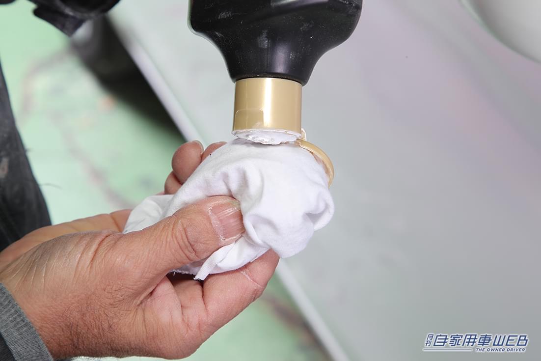 |意外と気になるドアミラーのこすりキズ、エアブラシならどのレベルまで直せる?