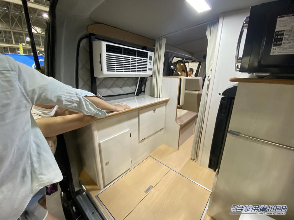 |「まるでホテル…」「これがハイエースの本気か」ぜひ宿泊したい!超絶快適キャンピングカー「トイレ・クーラー・冷蔵庫・電子レンジ・キッチン付き」