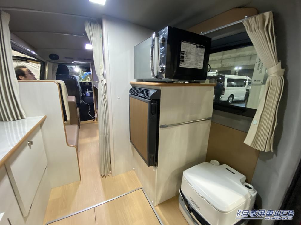 |「まるでホテル…」「これがハイエースの本気か」ぜひ宿泊したい!超絶快適キャンピングカー「トイレ・クーラー・冷蔵庫・電子レンジ・キッチン付き」