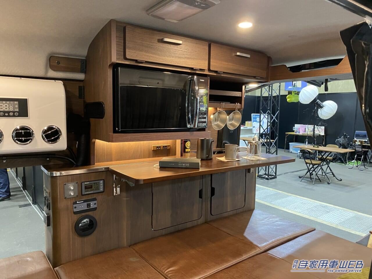 |「これもう住めるじゃん…」もはや軽自動車じゃない、ワンルームを感じさせる軽キャンパー「クーラー完備・電子レンジOK・キッチン付き」