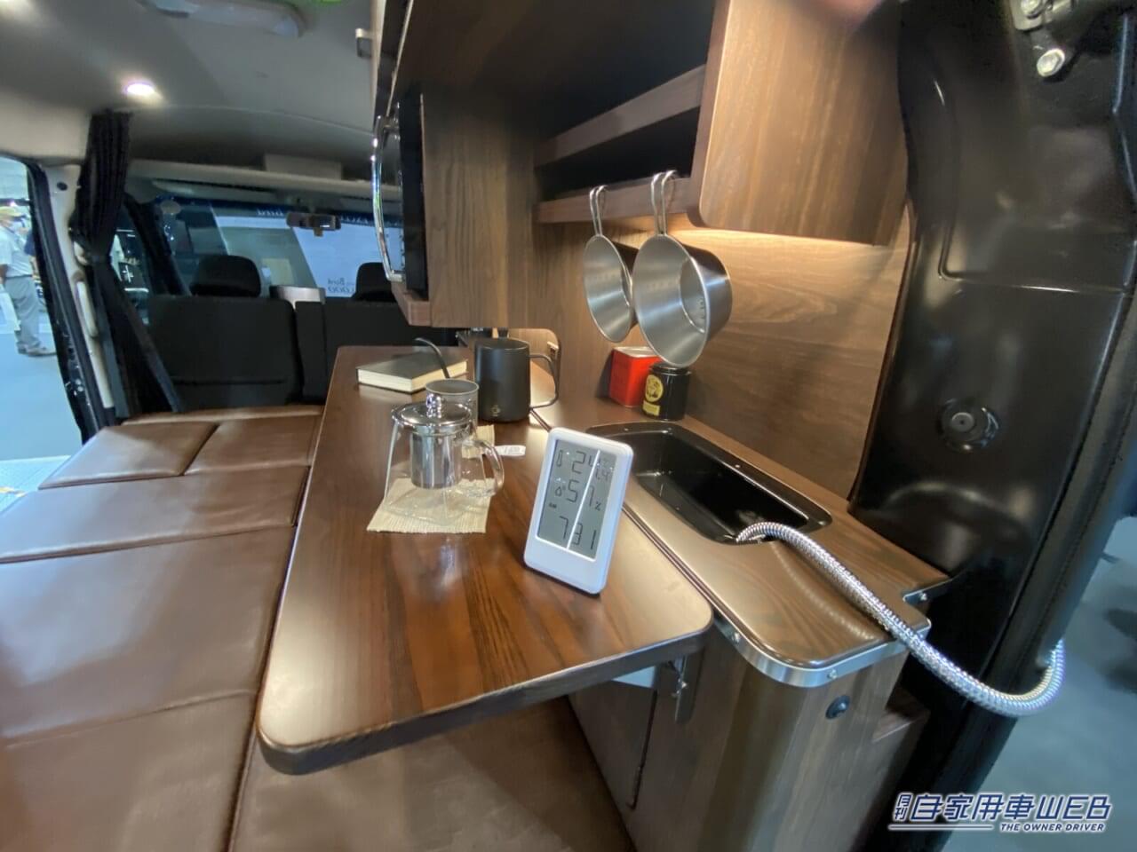 |「これもう住めるじゃん…」もはや軽自動車じゃない、ワンルームを感じさせる軽キャンパー「クーラー完備・電子レンジOK・キッチン付き」