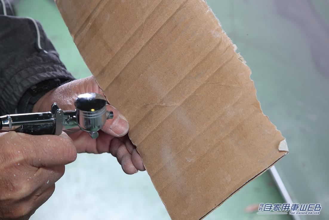 |意外と気になるドアミラーのこすりキズ、エアブラシならどのレベルまで直せる?