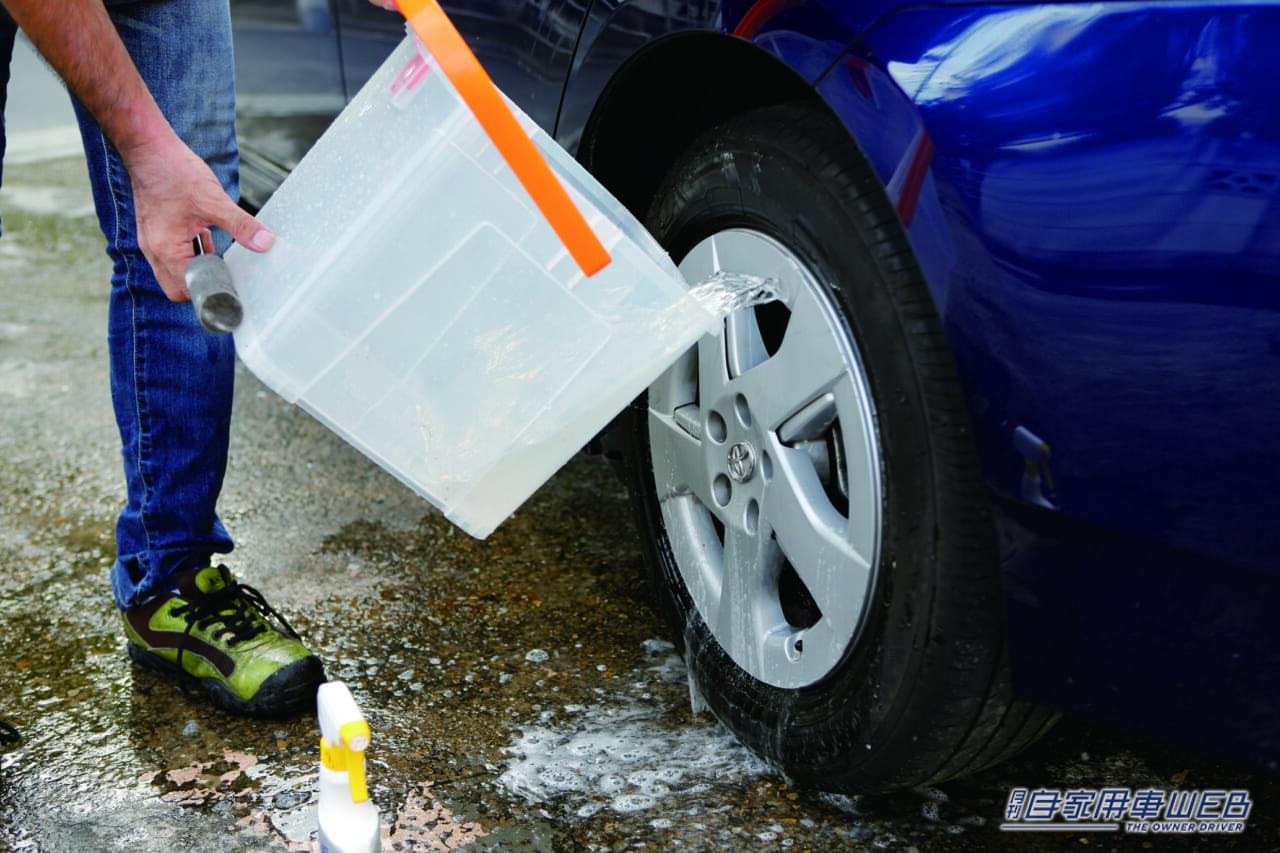|「メッチャ便利やん」「これは普通に欲しいな」バケツの水一杯で洗車に挑戦!とある便利グッズが大活躍!一度使ったら手放せない超実用的アイテムを紹介!