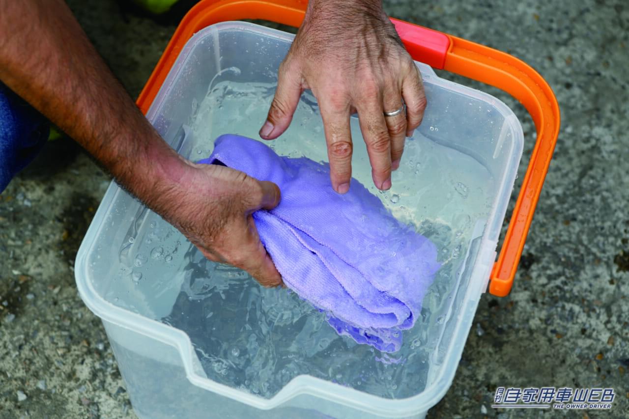 |「メッチャ便利やん」「これは普通に欲しいな」バケツの水一杯で洗車に挑戦!とある便利グッズが大活躍!一度使ったら手放せない超実用的アイテムを紹介!