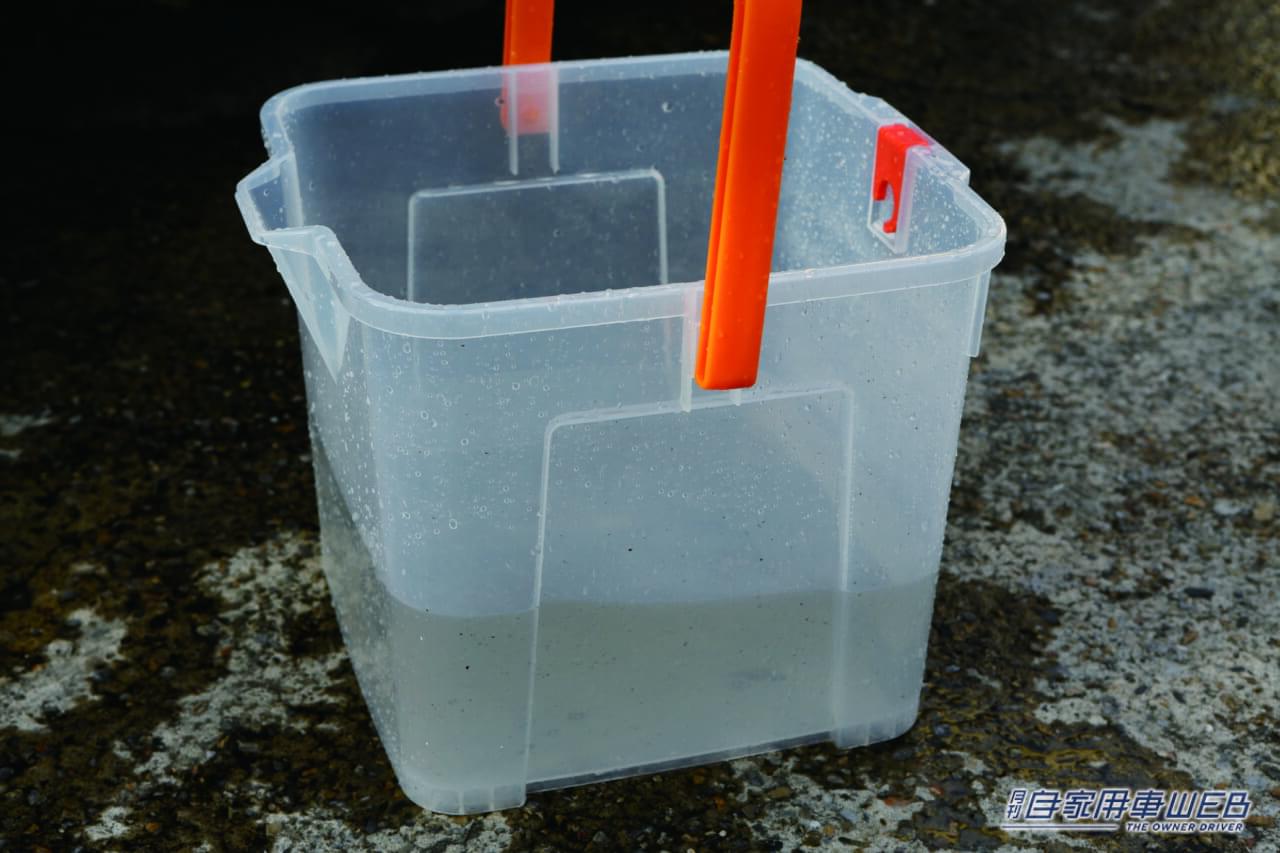 |「メッチャ便利やん」「これは普通に欲しいな」バケツの水一杯で洗車に挑戦!とある便利グッズが大活躍!一度使ったら手放せない超実用的アイテムを紹介!