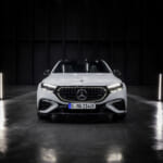 メルセデス AMG E 53 ハイブリッド 4マチック+ (PHEV)のフロントビュー