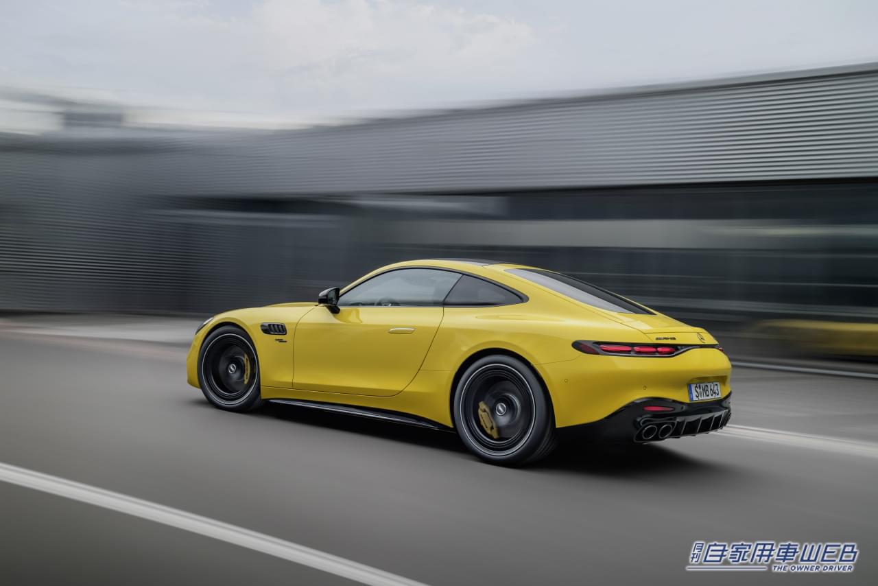 Mercedes-AMG GT 43 Coupéの走行シーン