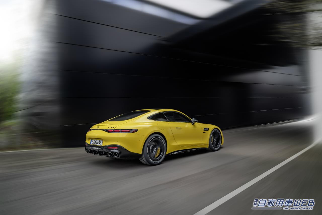 Mercedes-AMG GT 43 Coupéの走行シーン