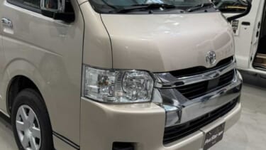 トヨタ「ハイエース」の中に「シャワールーム」が付いてる。エアコン・キッチン・2段ベッド付き「家じゃん」「もはや暮らせるレベル…」