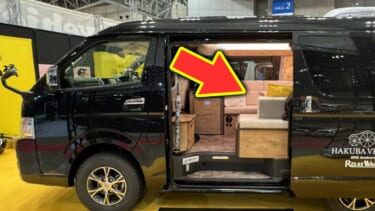 トヨタ「ハイエース」の中に「天然の木材」を切り出したテーブルが!まるで山小屋、8人乗れるキャンピングカー