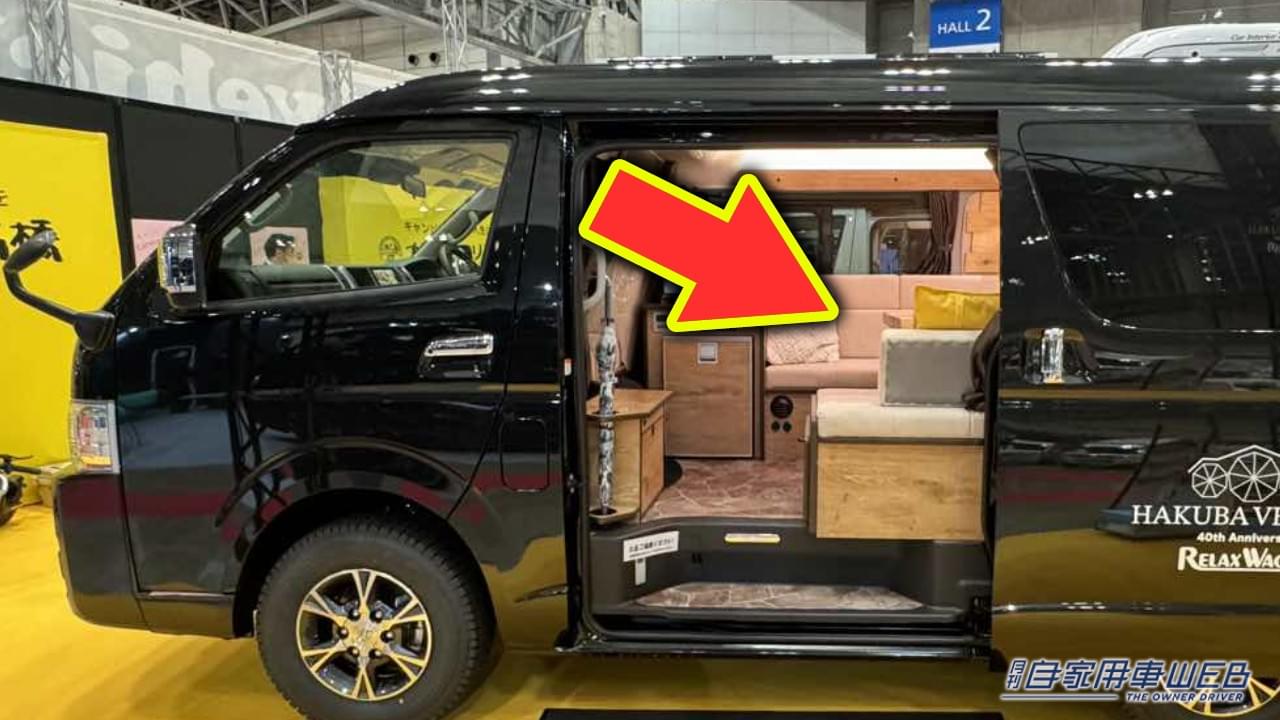 トヨタ「ハイエース」の中に「天然の木材」を切り出したテーブルが!まるで山小屋、8人乗れるキャンピングカー