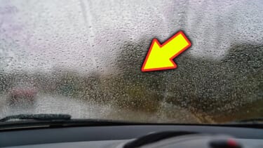 「え、自分だけ…?」「これホント困る」車のフロントガラスが曇る現象。拭いても意味無し、簡単な対策とは