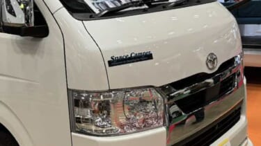 超便利な「ハイエース」の中でテーブルを囲んでパーティできちゃう。ぜひ乗ってみたいキャンピングカー