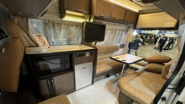 「どこだと思う?」「正解はハイエースの車内」マジで? 第二のリビングが車の中に…トヨタ ハイエースがベースのキャンパー