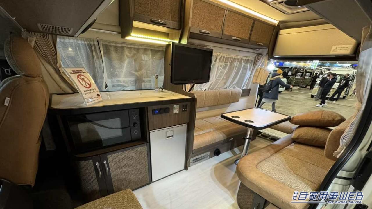 「どこだと思う?」「正解はハイエースの車内」マジで? 第二のリビングが車の中に…トヨタ ハイエースがベースのキャンパー