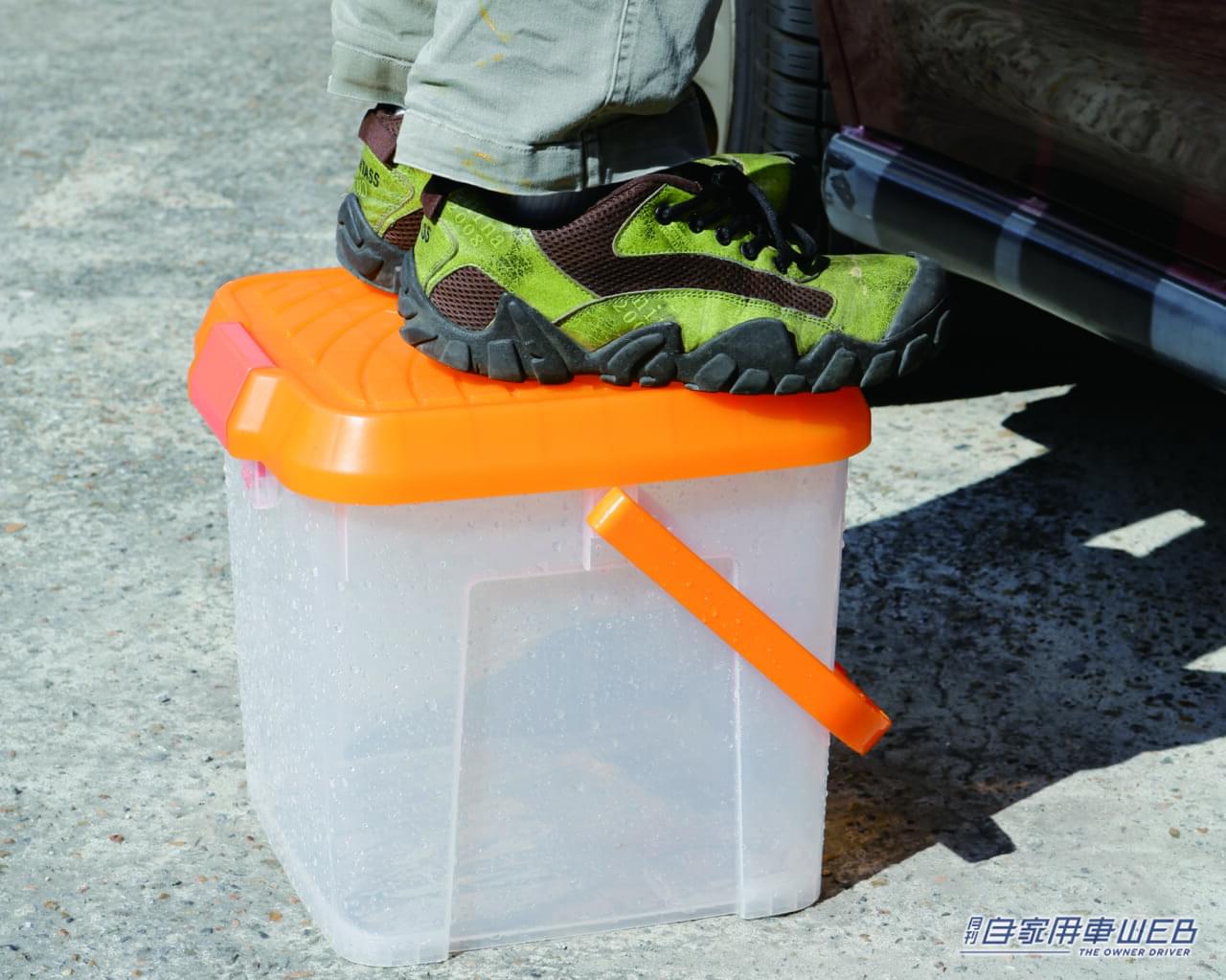 |「メッチャ便利やん」「これは普通に欲しいな」バケツの水一杯で洗車に挑戦!とある便利グッズが大活躍!一度使ったら手放せない超実用的アイテムを紹介!