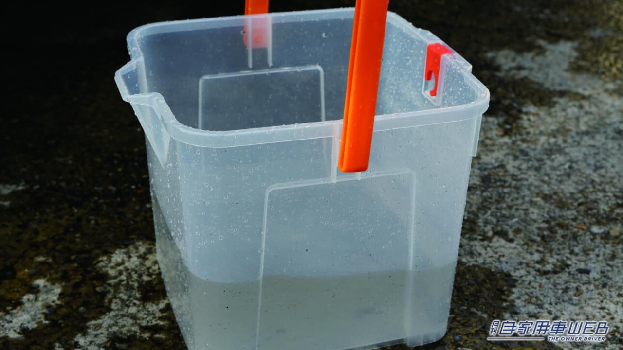 「メッチャ便利やん」「これは普通に欲しいな」バケツの水一杯で洗車に挑戦!とある便利グッズが大活躍!一度使ったら手放せない超実用的アイテムを紹介!