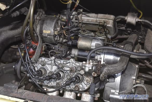 SUZUKI FRONTE|あまりにも「凶暴」な軽自動車。3千回転以下は「使い物にならない」ピーキーエンジン。「乗りこなせばホンモノ」スズキ・フロンテクーペの衝撃。