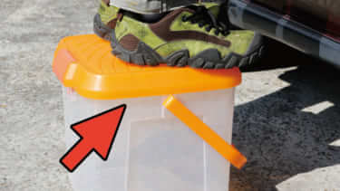 「メッチャ便利やん」「これは普通に欲しいな」バケツの水一杯で洗車に挑戦!とある便利グッズが大活躍!一度使ったら手放せない超実用的アイテムを紹介!