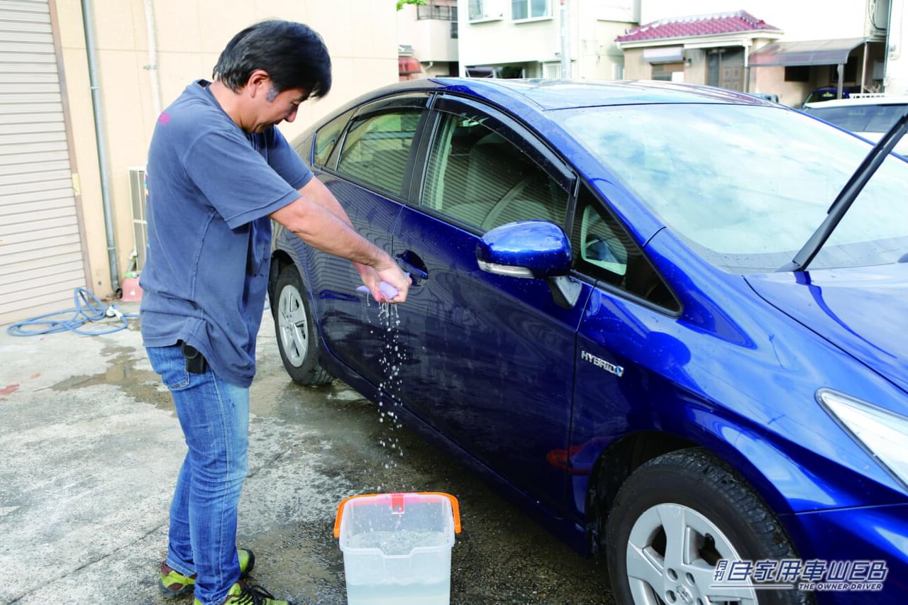 |「メッチャ便利やん」「これは普通に欲しいな」バケツの水一杯で洗車に挑戦!とある便利グッズが大活躍!一度使ったら手放せない超実用的アイテムを紹介!