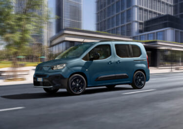 「これなら遊べそう」「ガラスルーフが気持ちいい」フィアット ドブロ 最新モデル国内導入【80台限定版も発売】