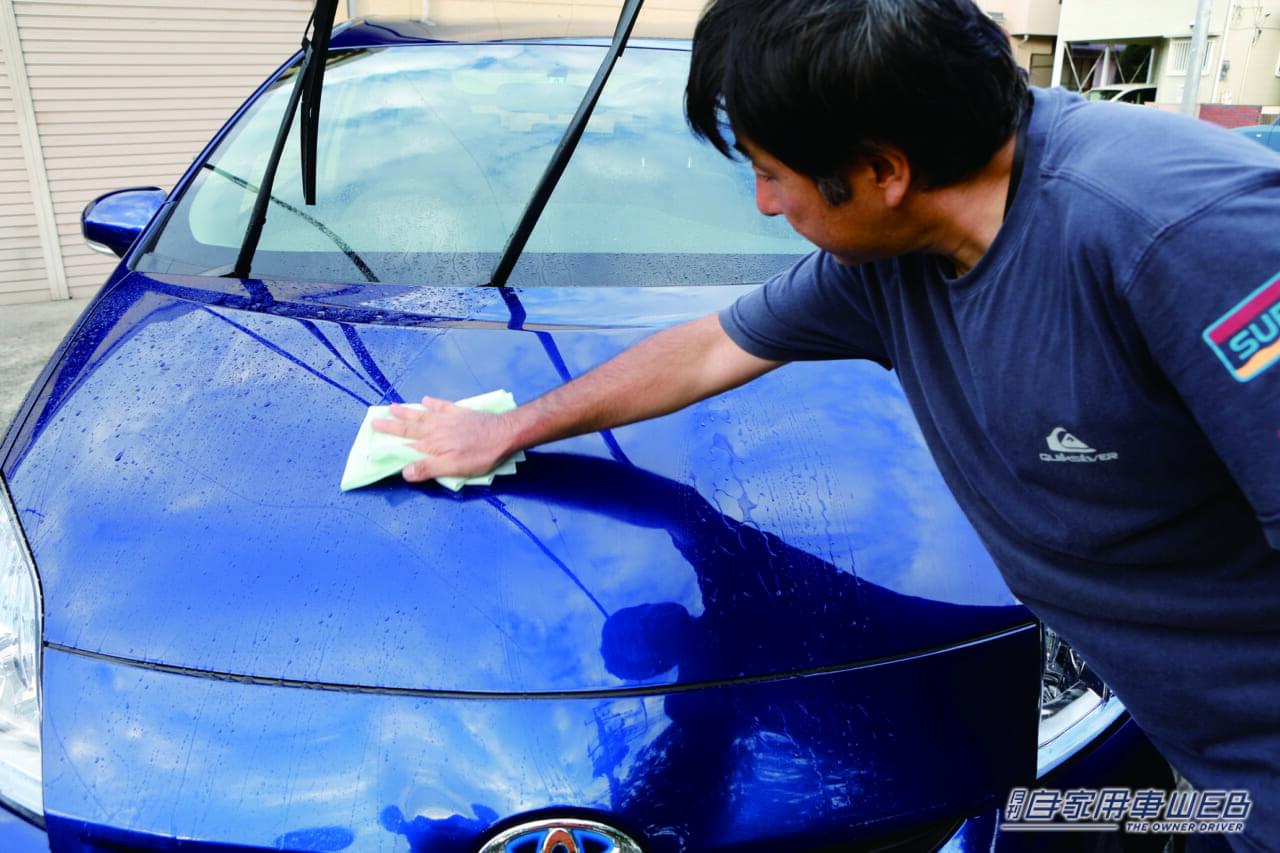 |「メッチャ便利やん」「これは普通に欲しいな」バケツの水一杯で洗車に挑戦!とある便利グッズが大活躍!一度使ったら手放せない超実用的アイテムを紹介!