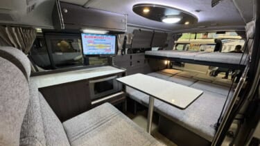 「嘘だろ…ホテルが走ってる」ハイエースの車内はまるでシティホテル。キャンピングカーにしておくのはモッタイナイ。