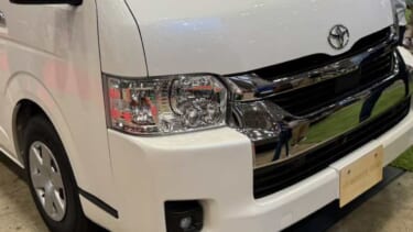 トヨタの「ハイエース」…だよね? もはや家族で暮らせるレベル「キッチン付き・大型ベッド複数・個室トイレあり」