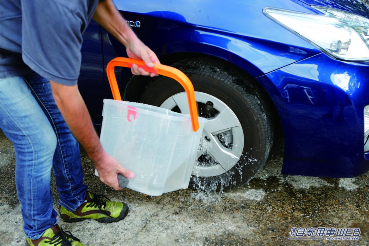 |「メッチャ便利やん」「これは普通に欲しいな」バケツの水一杯で洗車に挑戦!とある便利グッズが大活躍!一度使ったら手放せない超実用的アイテムを紹介!