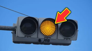 「迷惑すぎ」「シンプルに違反」駆け込み信号無視、フライング発車、ダッシュ右折…結構みかけるぞ? ドライバー余裕なさ過ぎ。